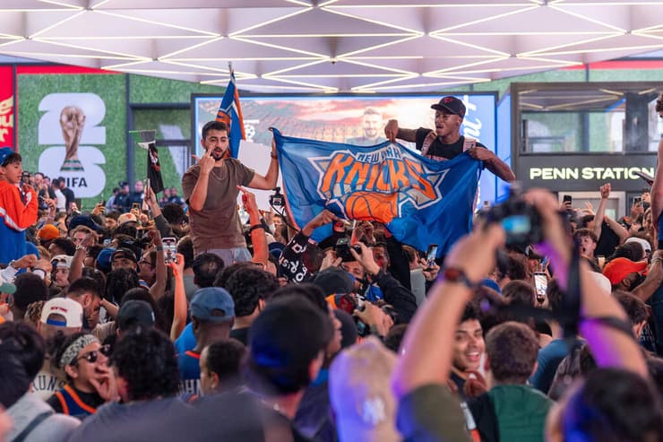אוהדי ניו-יורק ניקס חוגגים את העלייה לגמר ה-NBA (צילום: David Dee Delgado / GETTY IMAGES NORTH AMERICA / AFP) אוהדי ניו-יורק ניקס חוגגים את העלייה לגמר ה-NBA