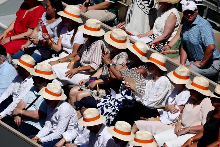 שדרת הכובעים ביציעים בפריז (צילום: REUTERS/Stephane Mahe) גל חום אירופה צרפת צופים מנסים להתקרר ברולאן גארוס