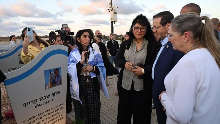 נשיא המדינה, יצחק הרצוג ורעייתו חנכו את מרחב ההנצחה והתקומה בחוף זיקים ומדליקים נר זיכרון במיגונית (צילום: חיים צח / לע״מ) נשיא המדינה, יצחק הרצוג ורעייתו חנכו את מרחב ההנצחה והתקומה בחוף זיקים ומדליקים נר זיכרון במיגונית