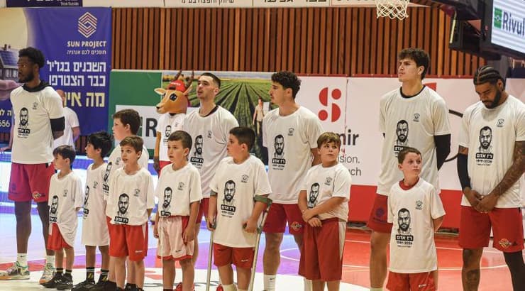 שחקני הפועל גליל עליון בטקס לזכרו של רז אדם ז"ל (ניסן עייש) שחקני הפועל גליל עליון בטקס לזכרו של רז אדם ז"ל