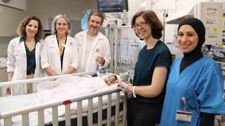 מימין: האחות איה נאסר ממחלקת טיפול נמרץ בשניידר, תורמת אונת הכבד ד"ר טליה עדן, התינוקת ביסאן, ד"ר מיכאל גורביץ', מנהל יחידת השתלות כבד, ד"ר יעל מוזר גלזברג, מנהלת יחידת מושתלי כבד ופרופ' אורית ויסבורד צינמן, מנהלת שירות מחלות כבד (צילום: דוברות שניידר) מימין: האחות איה נאסר ממחלקת טיפול נמרץ בשניידר, תורמת אונת הכבד ד"ר טליה עדן, התינוקת ביסאן, ד"ר מיכאל גורביץ', מנהל יחידת השתלות כבד בשניידר, ד"ר יעל מוזר גלזברג, מנהלת יחידת מושתלי כבד ופרופ' אורית ויסבורד צינמן, מנהלת שירות מחלות כבד בשניידר