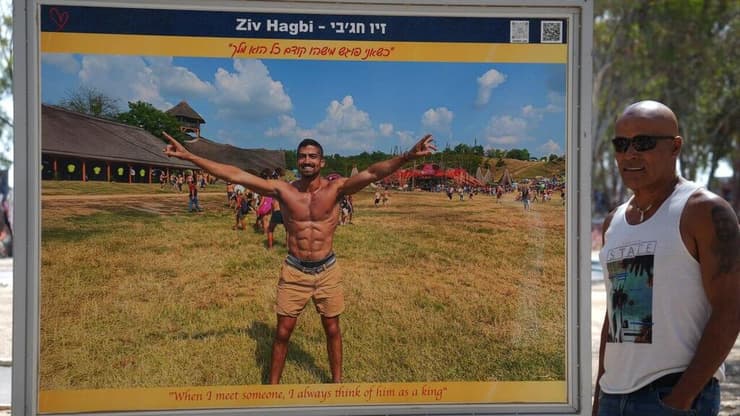 "נחמה כואבת". פסח חג'בי לצד תמונת בנו, זיו חג'בי ז"ל (צילום: תומר שונם הלוי) "נחמה כואבת". פסח חג'בי לצד תמונת בנו, זיו חג'בי ז"ל