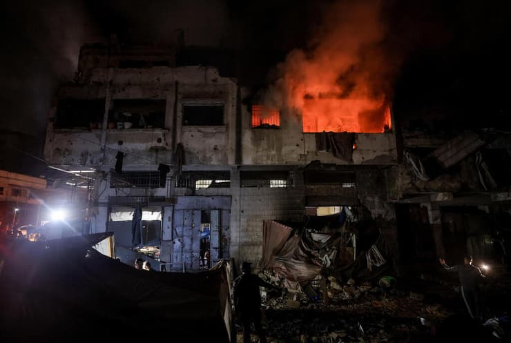 זירת ניסיון החיסול בעזה (צילום: REUTERS/Dawoud Abu Alkas) צה"ל חיסל שני מחבלים מרכזיים בארגון הטרור חמאס