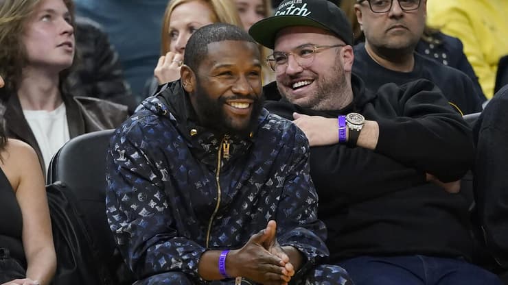 פלויד מייוות'ר וג'ונה רכניץ במשחק פלייאוף NBA בין גולדן סטייט לדנבר, 2022 (צילום: AP Photo/Jeff Chiu) פלויד מייוות'ר וג'ונה רכניץ במשחק פלייאוף NBA בין גולדן סטייט לדנבר, 2022