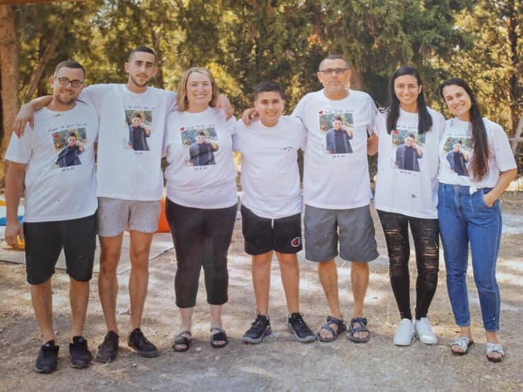 רוני (במרכז) עם משפחת האומנה שלו, ביום בו חגג בר מצווה (צילום: באדיבות המשפחה) רוני (במרכז) עם משפחת האומנה שלו, ביום בו חגג בר מצווה