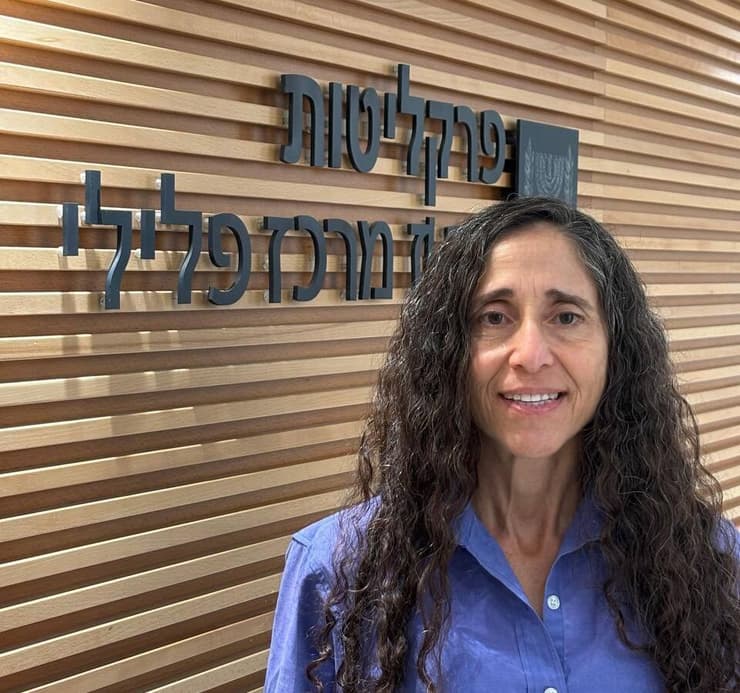 "איזה ריק פנימי, איזה שעמום, איזה חושך צריך להתקיים כדי שרגע אחד יהפוך לרצח כזה?". עו״ד אורלי בן ארי גינזברג (צילום: משרד המשפטים) עו״ד אורלי בן ארי גינזברג