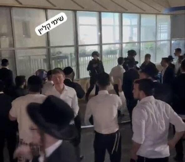ההפגנה מחוץ למשטרת בנימין (צילום: שימי קליין) ניסיון פריצה למשטרת בנימין