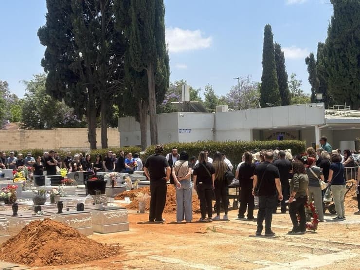 הלווייתם של רוסלן ואולגה פריחודקו (צילום: מאיר תורג'מן) בני הזוג רוסלן ואולגה פריחודקו מובאים למנוחות