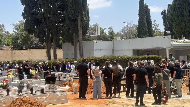 הלווייתם של בני הזוג פריחודקו (צילום: מאיר תורג'מן) בני הזוג רוסלן ואולגה פריחודקו מובאים למנוחות