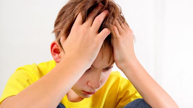 אילו תסמינים מחייבים בירור דחוף? (צילום: Sabphoto / shutterstock) ילדה שסובל מכאב ראש