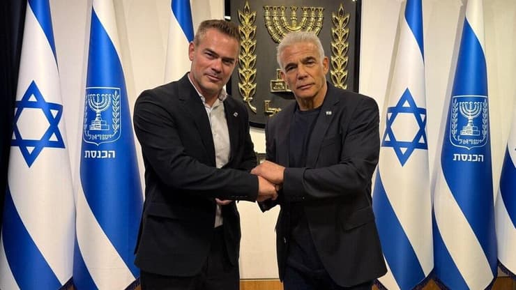 "ימשיך להיות חבר במשפחתנו המורחבת". לפיד על טופורובסקי (צילום: סעיף 27א לפי חוק זכויות יוצרים) יאיר לפיד ובועז טופורובסקי