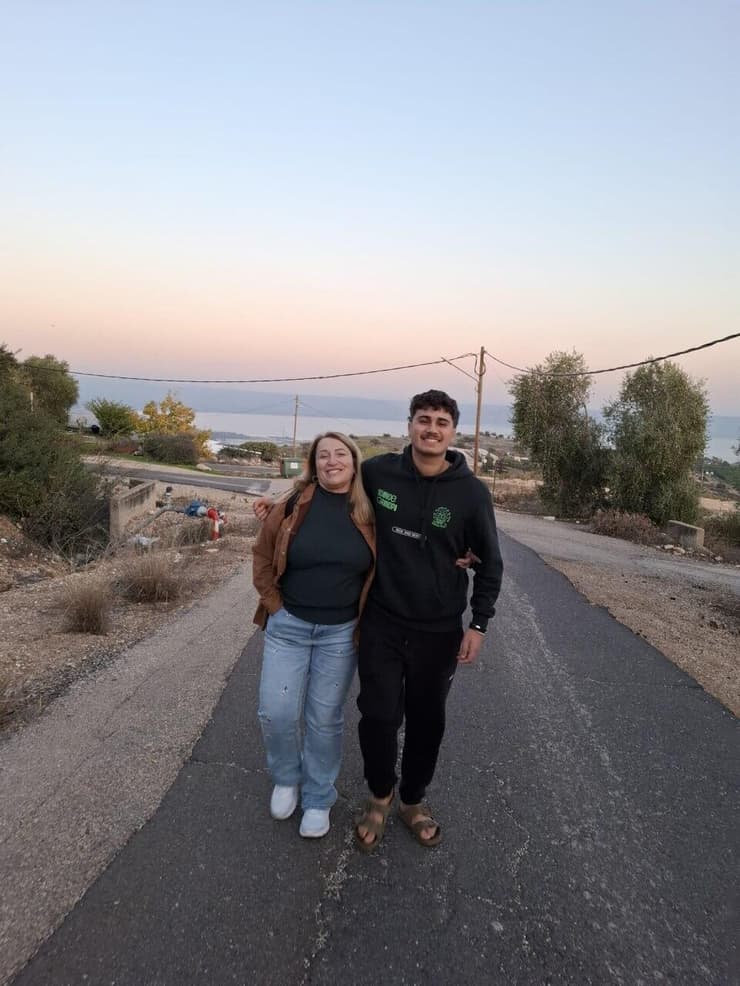 רוני עם חני, אם האומנה שלו (צילום: זאב שמולביץ) רוני עם חני, אם האומנה שלו
