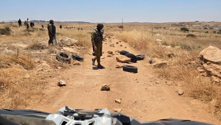 משטרת ישראל עצרה שני צעירים שתקפו שוטרים בזמן גרירת משטובות (צילום: דוברות המשטרה) משטרת ישראל עצרה שני צעירים שתקפו שוטרים בזמן גרירת משטובות
