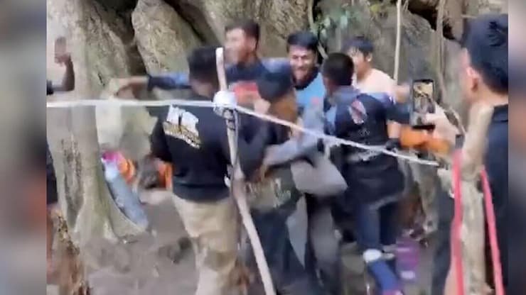 אנשי צוות החילוץ צוהלים ומתחבקים אחרי האיתור (צילום: AP) המחלצים מלאוס שמחים ומתחבקים אחרי החילוץ