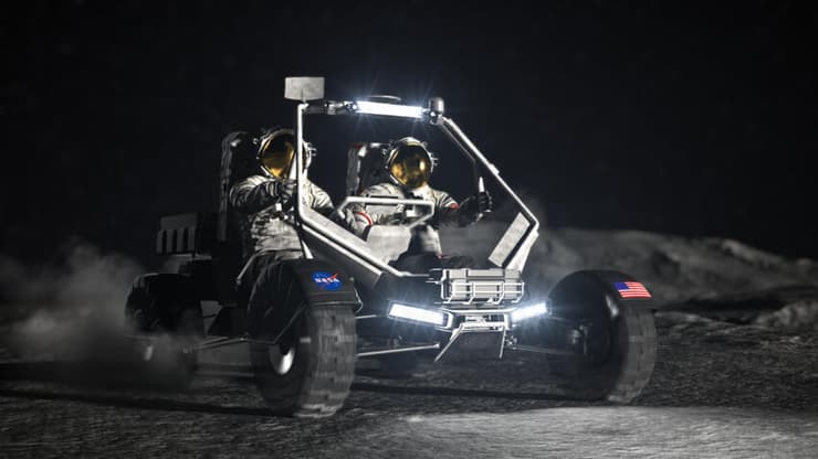 אסטרונאוטים רכובים על הירח (הדמיה: NASA) אסטרונאוטים רכובים על הירח