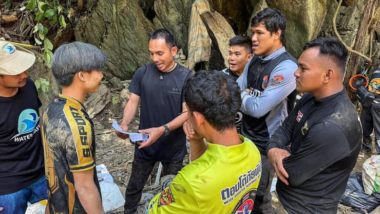 צילום: Handout / METTA THAM RESCUE KALASIN / AFP מאמצי החילוץ ממנהרה בלאוס
