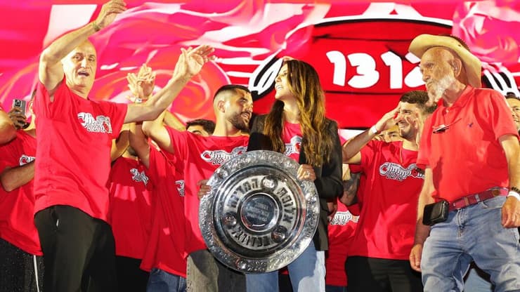 עלתה להניף את הצלחת ושלהבה את הקהל. אלונה ברקת (צילום: מאיר אבן חיים) חגיגות אליפות הפועל באר-שבע אלונה ברקת