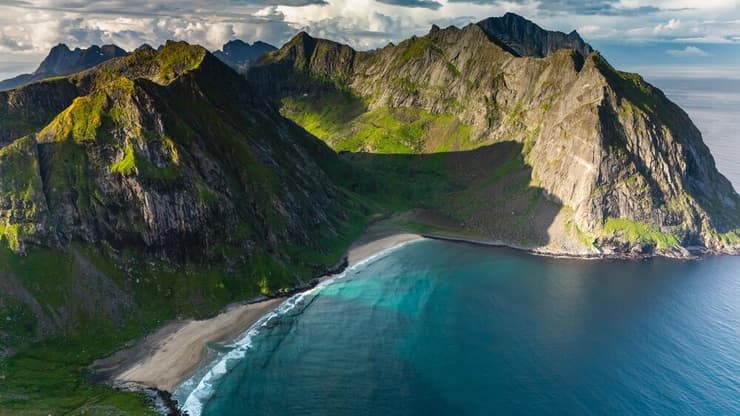 חוף Kvalvika Beach Lofote, נורווגיה (צילום: fokke baarssen / shutterstock) חוף Kvalvika Beach Lofote, נורווגיה