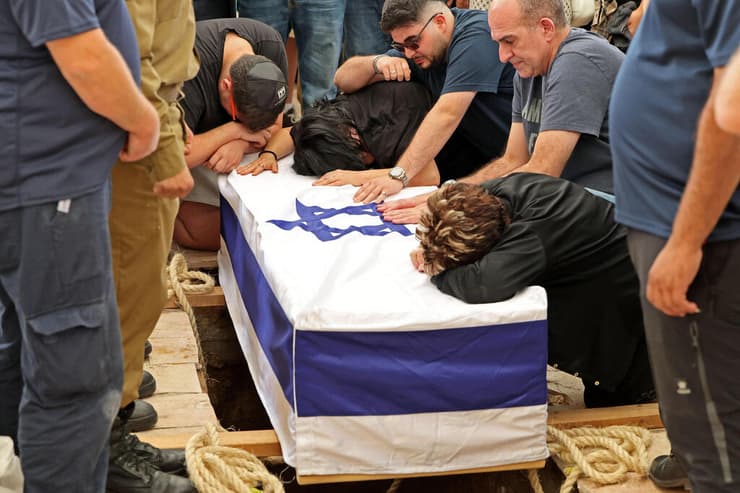 "לא אחזור להיות אותו בן אדם. זה מעל הטבע, לא הגיוני". הלווייתה של רותם ינאי (צילום: Jack GUEZ / AFP) הלווייתה של סמל רותם ינאי ז"ל