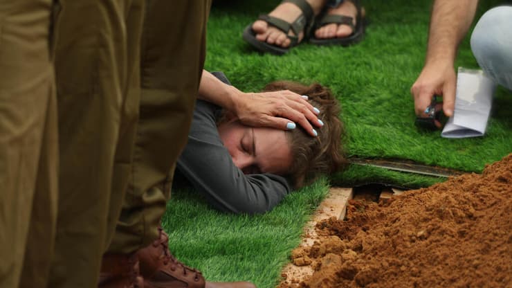 רואי, אלמנתו של רס"ן איתמר ספיר ז"ל, לצד קברו (צילום: יריב כץ ) רואי, אלמנתו של רס"ן איתמר ספיר ז"ל שנפל בקרב בדרום לבנון