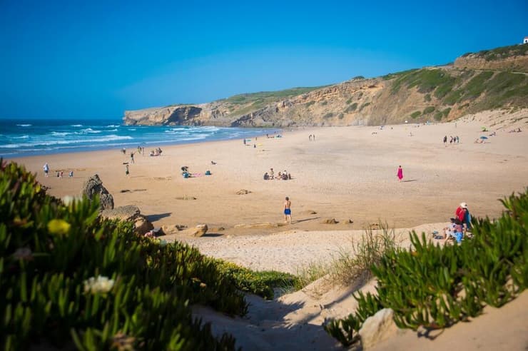 חוף Praia de Monte Clerigo, פורטוגל (צילום: Kristof Bellens / shutterstock) חוף Praia de Monte Clerigo, פורטוגל