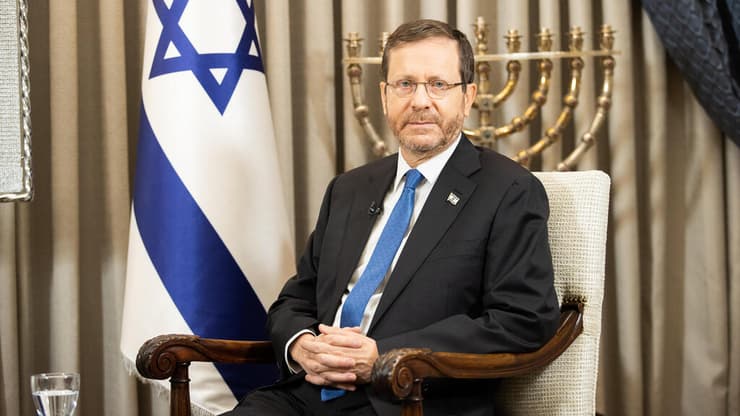 הרצוג. אחוזי השכר לשאר נושאי המשרה ייגזרו ממשכורת נשיא המדינה (צילום: אלכס קולומויסקי) נשיא מדינה יצחק (בוז'י) הרצוג