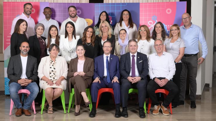 15 המורים שהגיעו לגמר לצד נשיא המדינה הרצוג ורעייתו מיכל, שר החינוך יואב קיש, מזכ"לית הסתדרות המורים יפה בן דויד, מנכ"ל בנק מסד גבי טייטל, מנכ"ל תלמ"א עידו מהצרי ועורך "ידיעות אחרונות" ו־ynet אלעד טנא | צילומים יובל חן
(צילום: יובל חן) "המורה של המדינה" 2026