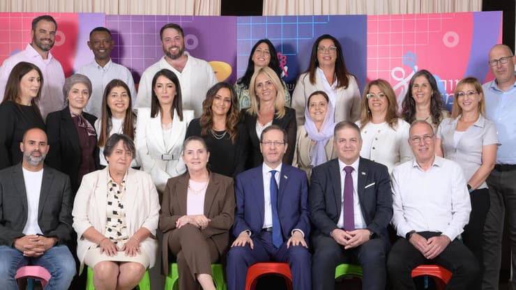 הנשיא, שר החינוך, מזכ"לית הסתדרות המורים ועורך ידיעות אחרונות עם הפיינליסטים בתחרות (צילום: יובל חן) "המורה של המדינה" 2026