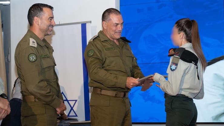 הרמטכ"ל זמיר עם אחת ממסיימי הקורס ואלוף נוימן (צילום: דובר צה"ל) הרמטכ"ל בטקס סיום קורס פיקוד ומטה ׳אלון׳