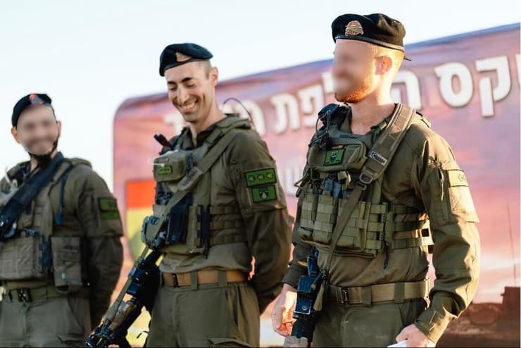מפקד החטיבה אל"ם מאיר בידרמן (במרכז) עם מג"ד 52 סא"ל ד' (משמאל) ומג"ד 9 סא"ל ל' (צילום: דובר צה"ל) מג"ד 52, מג"ד 9 ובידרמן