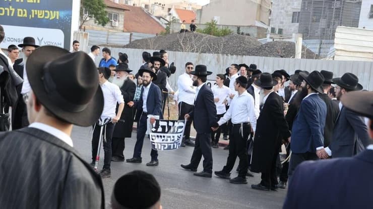הפגנת חרדים נגד גיוס. "עד שנות ה-70 חרדים שירתו בצבא ועבדו. זה סטארט-אפ שהתחיל מסוף שנות ה-70" (צילום: מוטי קמחי) הפגנת חרדים בבני ברק