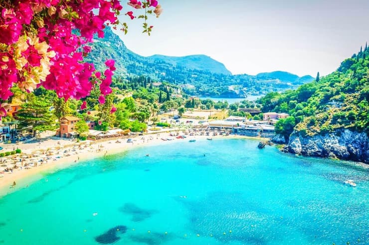 חוף Rovinia Beach, קורפו, יוון (צילום: Neirfy / shutterstock) חוף Rovinia Beach, קורפו, יוון