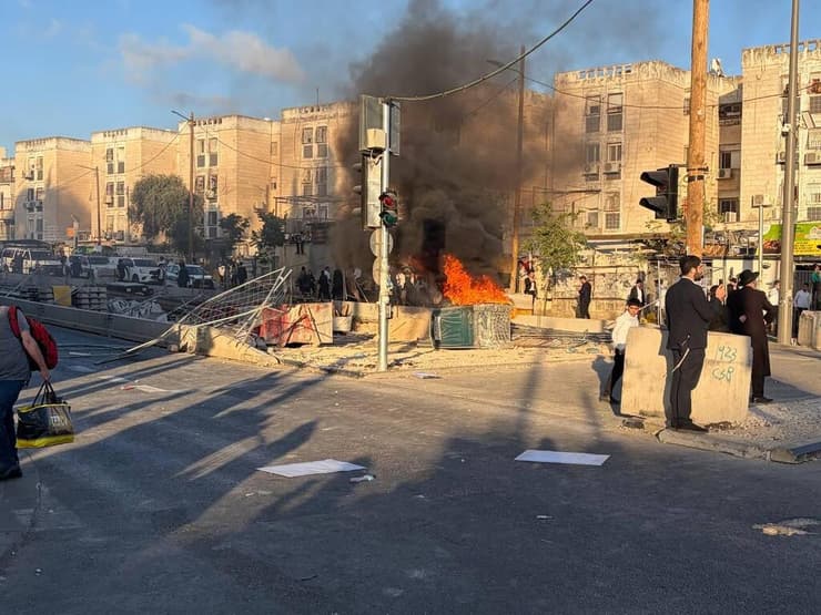 המפגינים הציתו שירותים ניידים. הפגנת חרדים בירושלים (צילום: עידן בלומהוף) הפגנת חרדים בירושלים