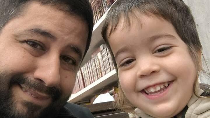 "הכול קרה כל כך מהר". עילאי, בן 3.5 בלבד, עם אביו אור
עילאי יהונתן בן שבת