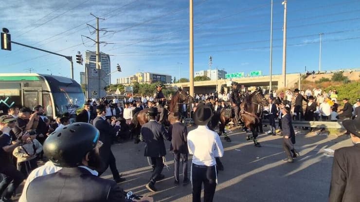 הפגנה נגד גיוס לצה"ל בצומת גהה (צילום: שילה פריד) פרשים בצומת גהה