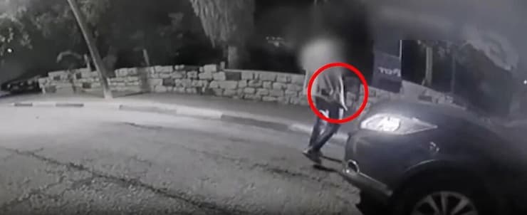 תיעוד וענונו יוצא מהרכב כשסכין בידו (צילום: דוברות המשטרה) הגעת החשוד לזירה