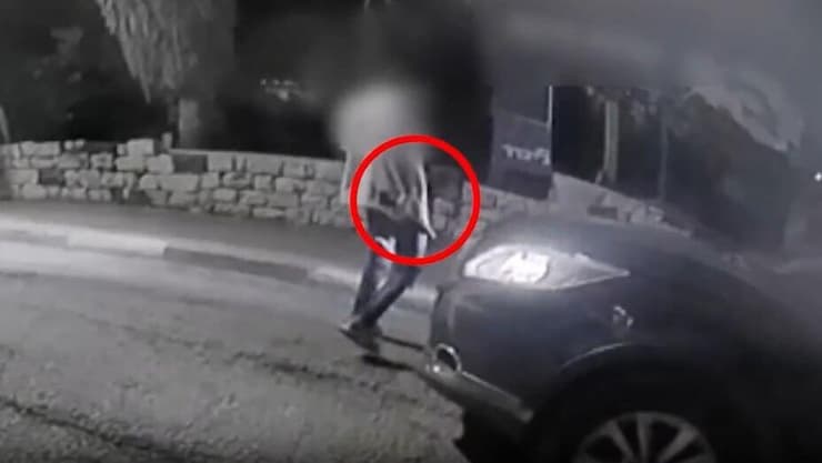 הגעת החשוד לזירה (צילום: דוברות המשטרה) הגעת החשוד לזירה