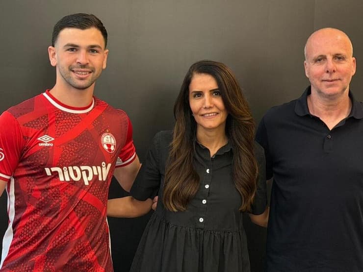 רוטמן, ברקת וקצב במעמד החתימה (באדיבות הפועל באר-שבע) איתי רוטמן חתם בהפועל באר-שבע