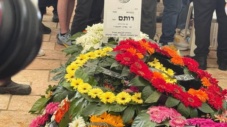 "נוחי בשלום". הזרים על קברה של רותם ינאי (צילום: איתן גליקמן) הלווייתה של סמל רותם ינאי ז"ל