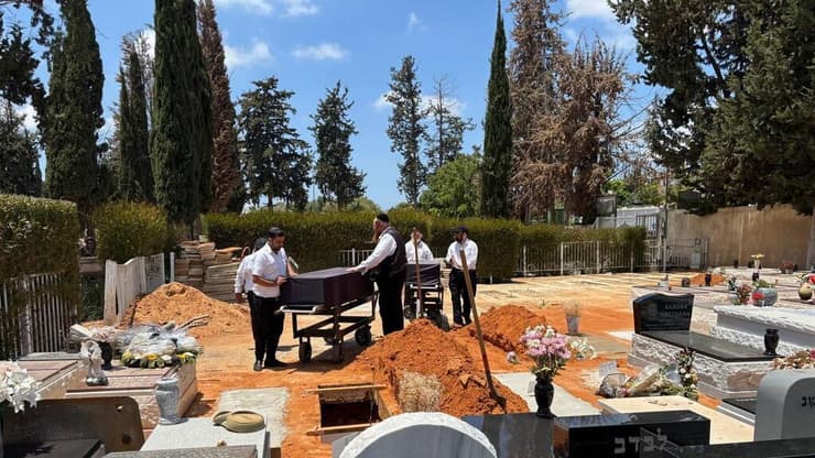 "הרוצח צריך לקבל את העונש הכי קשה". הלווייתם אולגה ורוסלן (צילום: מאיר תורג'מן) הלווייתם של ורוסלן פריחודקו