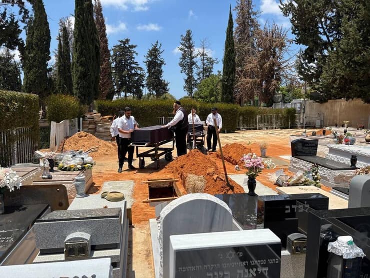 שני קברים, זה לצד זה (צילום: מאיר תורג'מן) הלווייתם של ורוסלן פריחודקו