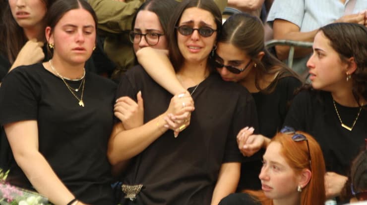 "דאגת לכל מי שמסביבך". בני משפחתה של רותם ינאי (צילום: מיקי שמידט) הלווייתה של סמל רותם ינאי ז"ל