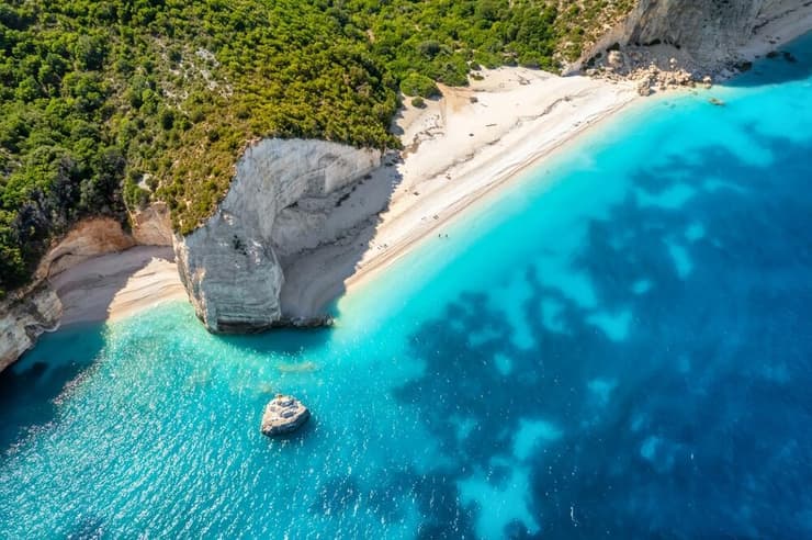 חוף Fteri Beach, יוון (צילום: Mazur Travel / shutterstock) חוף Fteri Beach, יוון