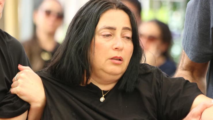 "כאב שלא ייגמר לעולם". הילית, אמא של רותם ינאי ז"ל (צילום: מיקי שמידט) הלווייתה של סמל רותם ינאי ז"ל