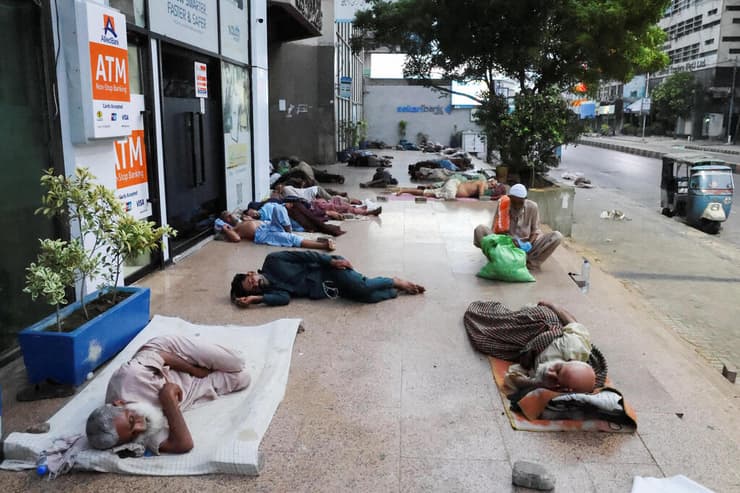 ישנים בחוץ בחום הכבד בפקיסטן (צילום: REUTERS/Akhtar Soomro) ישנים בחוץ בחום הכבד בפקיסטן