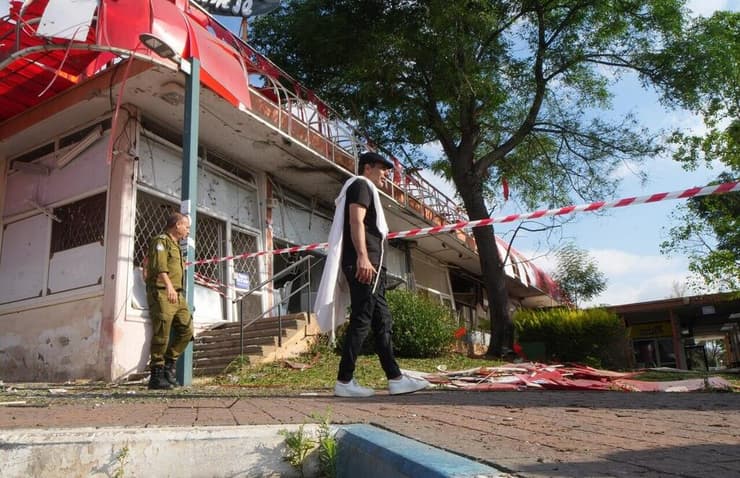 זירת הפגיעה בקריית שמונה, בעקבות המטח מלבנון בליל שישי האחרון (צילום: אפי שריר ) זירת הפגיעה בקריית שמונה - תיעוד ההרס לאחר מטח הרקטות מלבנון