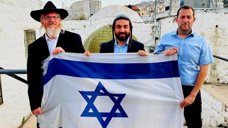 דגן (מימין) סוכות והרב יוסי אליצור ראש ישיבת עוד יוסף חי בקבר יוסף (צילום: רועי חדי) יוסי דגן, צבי סוכות והרב יוסי אליצור בקבר יוסף