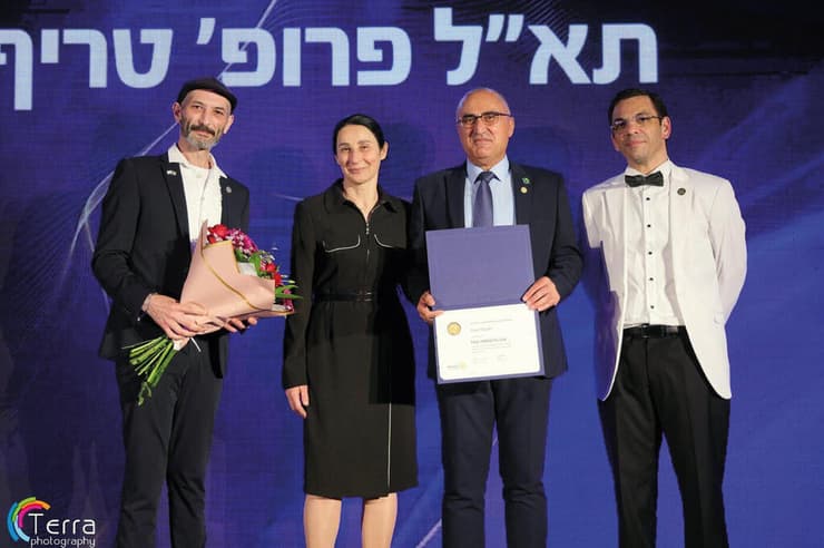 מימין לשמאל: פרופ' ותד, פרופ' בדר, ג'אנן בדר וסאלח בדרייה - נשיא רוטרי דליית הכרמל