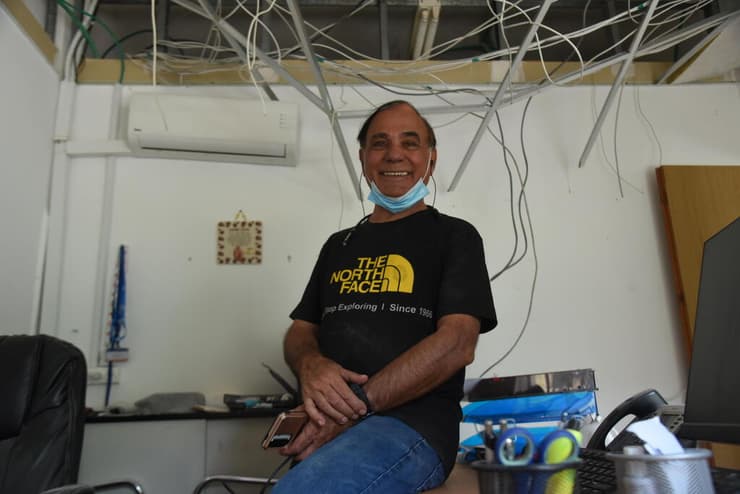חיים חיים בעסק שלו (צילום: אביהו שפירא) תושבי קריית שמונה לאחר הירי לצפון