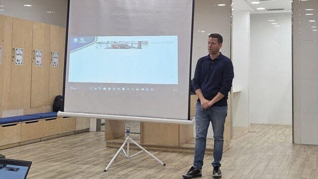 עופר תג'ר בהרצאה לילדי הפועל ירושלים